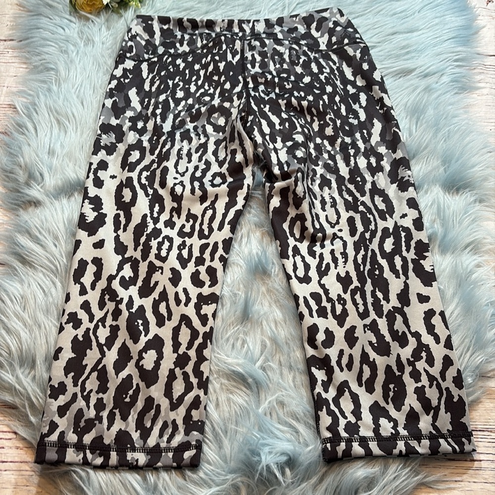 Zella Grey Black Leopard Print Capri Leggings sz S - Picture 6 of 6